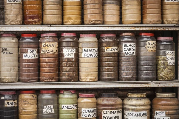 Jar のハーブ、インド スパイス店で粉末. — ストック写真