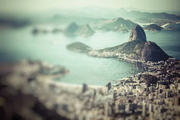 Rio de Janeiro, Brasil. Suggar Loaf e Botafogo praia vista fr — Fotografia de Stock