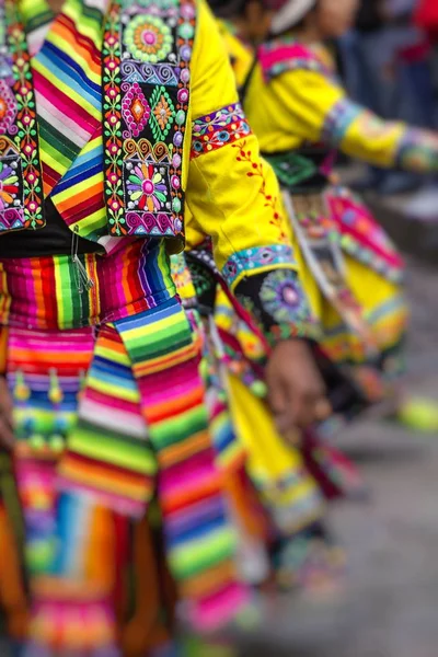 Cusco - Peru - 2016. június 06.: Perui táncosok a parádé — Stock Fotó