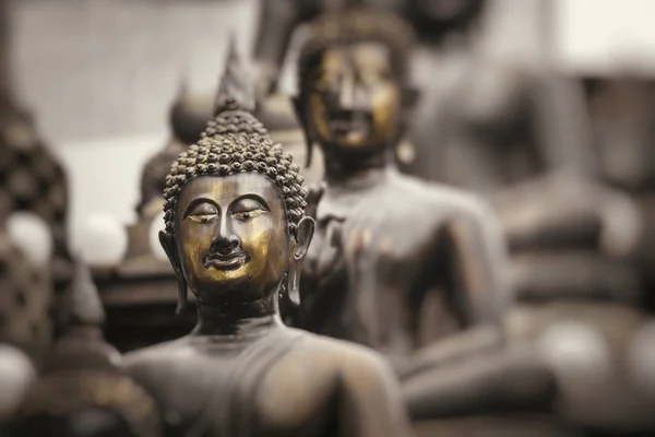 Fileira de estátuas de Buda no templo de Ganagarama, Colombo, Sri Lanka . — Fotografia de Stock