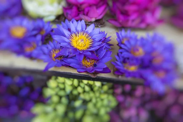 Flores vendidas para ser utilizadas como ofrendas frente al Templo de t — Foto de Stock