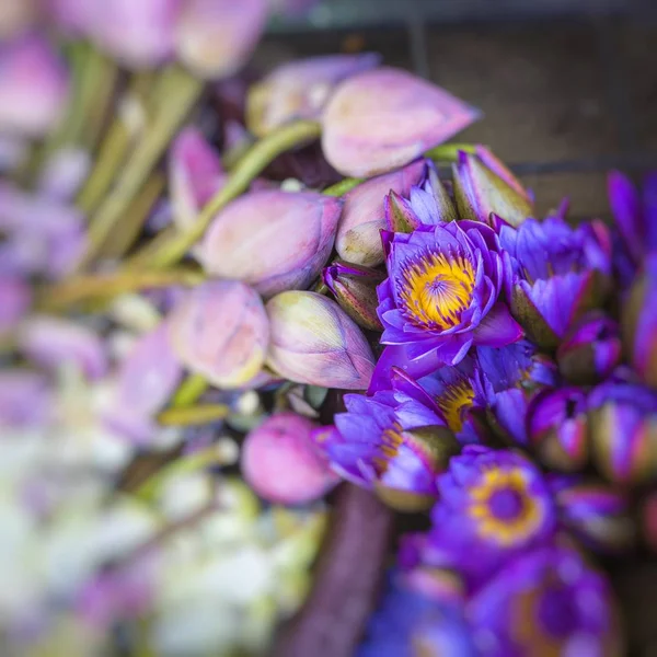 Flores vendidas para ser utilizadas como ofrendas frente al Templo de t — Foto de Stock