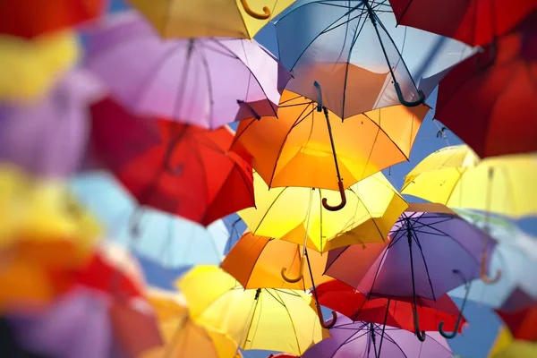 Ιστορικό πολύχρωμο ομπρέλα διακόσμηση του δρόμου. — Φωτογραφία Αρχείου
