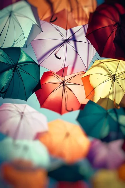 Fond coloré parapluie décoration de rue. — Photo