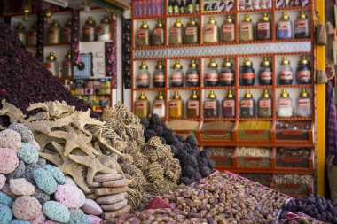 Otlar ve baharatlar Aswan, Mısır ile geleneksel baharat pazarı.