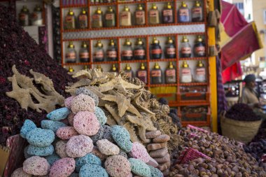 Otlar ve baharatlar Aswan, Mısır ile geleneksel baharat pazarı.