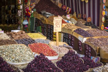 Otlar ve baharatlar Aswan, Mısır ile geleneksel baharat pazarı.
