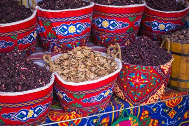 Geleneksel baharat otlar ve baharatlar Aswan, Mısır'ın Bazaarı.