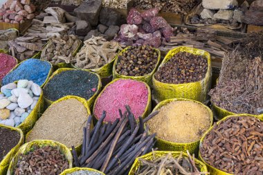 Otlar ve baharatlar Aswan, Mısır ile geleneksel baharat pazarı.