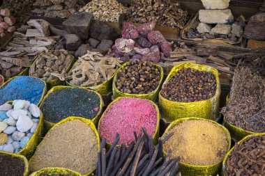 Otlar ve baharatlar Aswan, Mısır ile geleneksel baharat pazarı.
