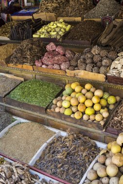 Otlar ve baharatlar Aswan, Mısır ile geleneksel baharat pazarı.