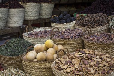 Otlar ve baharatlar Aswan, Mısır ile geleneksel baharat pazarı.
