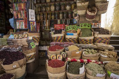 Geleneksel baharat otlar ve baharatlar Aswan, Mısır'ın Bazaarı.