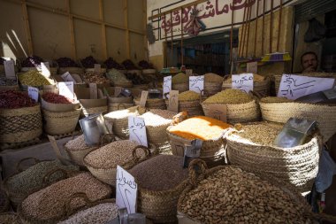 Geleneksel baharat otlar ve baharatlar Aswan, Mısır'ın Bazaarı.