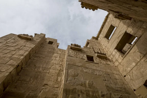 Храм з Medinet Habu, присвячених Rameses Iii. -ЮНЕСКО світу — стокове фото