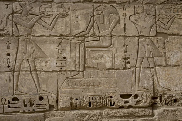 Символы знаков фигуры фараонов в Египте, стена в Луксо — стоковое фото
