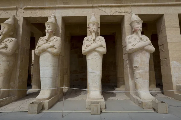 Antike Ruinen der Königin Hatschepsut Tempel, Luxor, Ägypten — Stockfoto