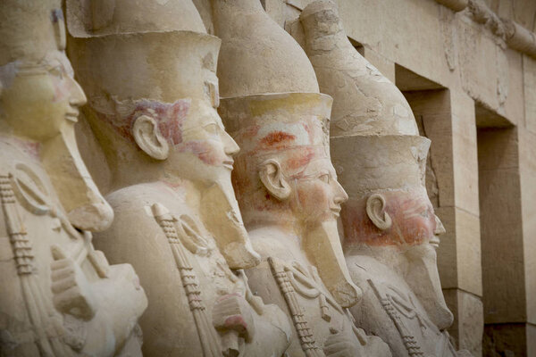 Древние руины храма царицы Хатшепсут, Луксор, Египет
