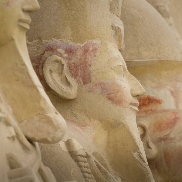 Древние руины храма царицы Хатшепсут, Луксор, Египет
