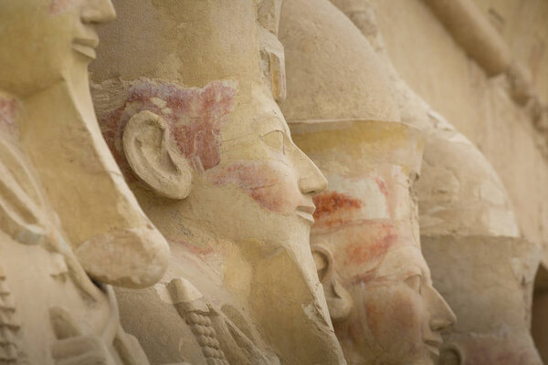 Древние руины храма царицы Хатшепсут, Луксор, Египет
