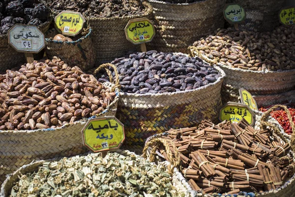 Traditional spices bazaar with herbs and spices in Aswan, Egypt. — Stock Photo, Image