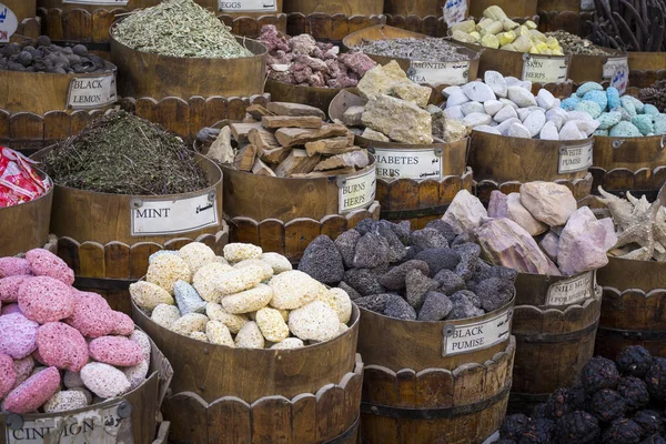 Traditional spices bazaar with herbs and spices in Aswan, Egypt. — Stock Photo, Image