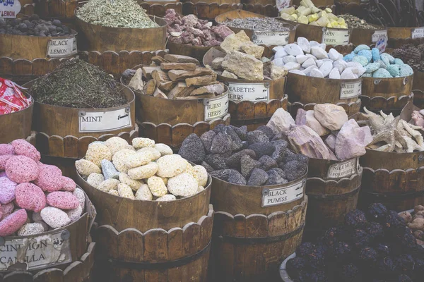 Bazar de especias tradicionales con hierbas y especias en Asuán, Egipto . — Foto de Stock