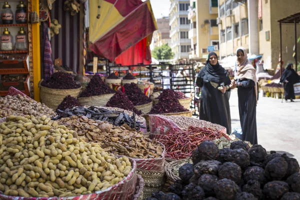 Mercado de especias tradicionales con hierbas y especias en Asuán, Egipto . —  Fotos de Stock