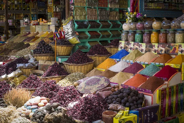 Bazar de especiarias tradicionais com ervas e especiarias em Aswan, Egito . — Fotografia de Stock