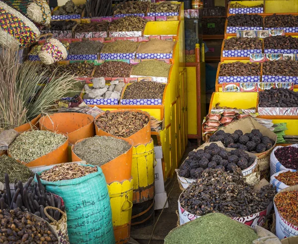 Bazar de especias tradicionales con hierbas y especias en Asuán, Egipto . — Foto de Stock