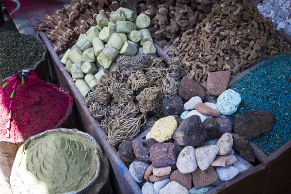 Bazar de especias tradicionales con hierbas y especias en Asuán, Egipto . — Foto de Stock