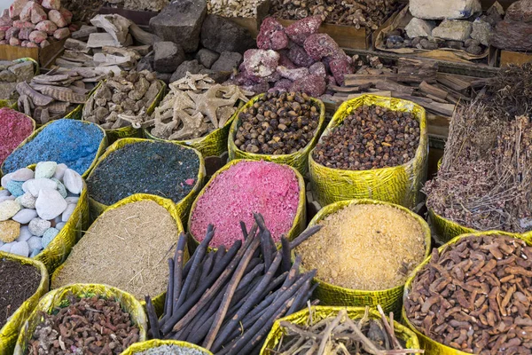 Rynku tradycyjnych przypraw z ziół i przypraw w Aswan, Egypt. — Zdjęcie stockowe