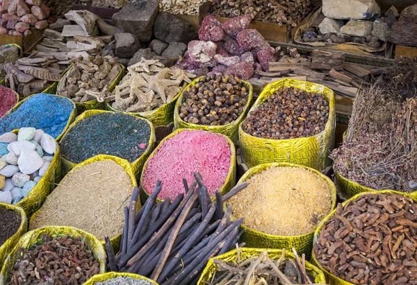Mercado de especias tradicionales con hierbas y especias en Asuán, Egipto . — Foto de Stock