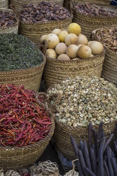 Bazar di spezie tradizionali con erbe e spezie ad Assuan, Egitto . — Foto Stock