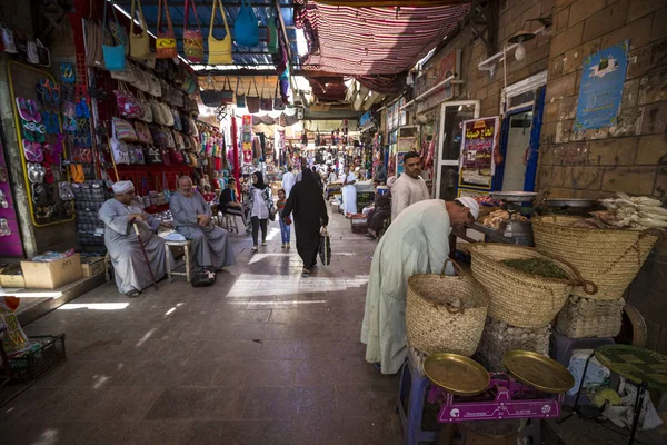 Bazar di spezie tradizionali con erbe e spezie ad Assuan, Egitto . — Foto Stock