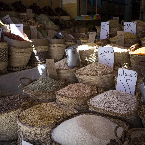用香草和香料在阿斯旺，埃及的传统香料集市. — 图库照片