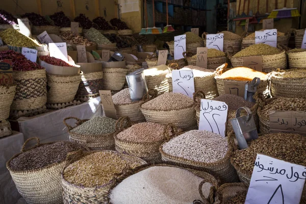 Traditionele kruiden bazaar met kruiden en specerijen in Aswan, Egypte. — Stockfoto