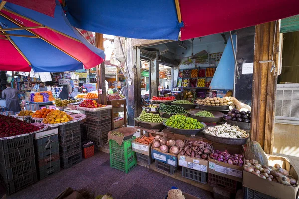 Traditioneller Gemüsemarkt in Assuan, Ägypten. — Stockfoto