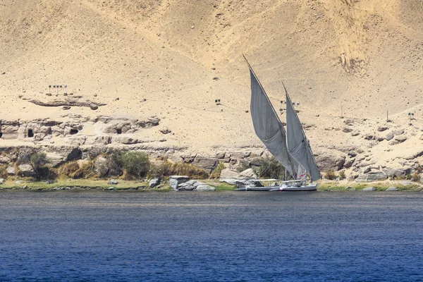 Nil Aswa Sahara ile Felucca (nehir tekne) — Stok fotoğraf