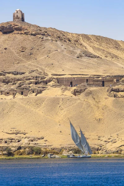株式会社アスワの背後にあるサハラ砂漠で、ナイル川のファルーカ (川のボート) — ストック写真