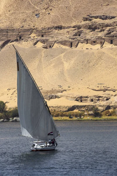 Nil Aswa Sahara ile Felucca (nehir tekne) — Stok fotoğraf