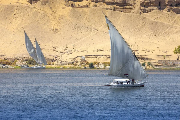 三桅小帆船 （内河船） 尼罗河上的与 Aswa 背后的撒哈拉 — 图库照片