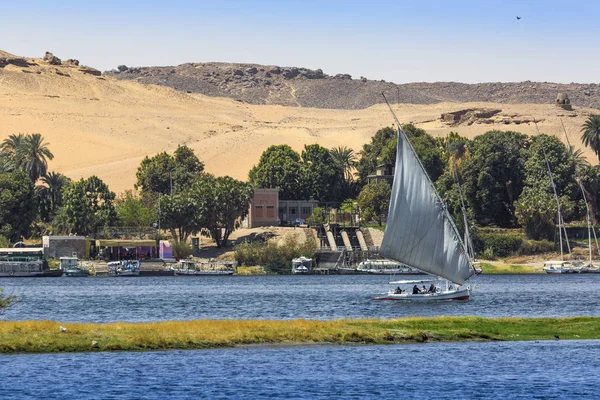 三桅小帆船 （内河船） 尼罗河上的与 Aswa 背后的撒哈拉 — 图库照片