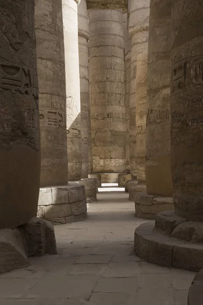 Ruínas antigas do templo Karnak em Luxor. Egipto — Fotografia de Stock