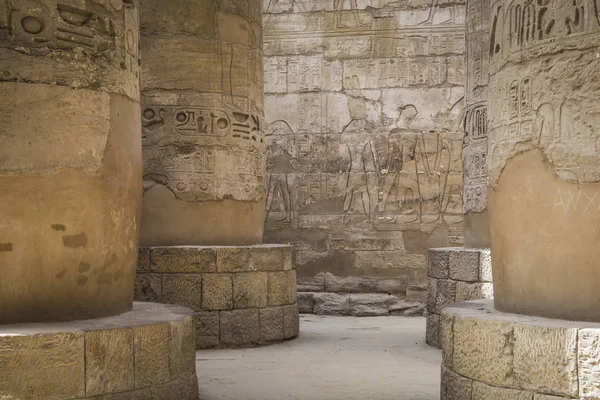 Antike Ruinen des Karnak-Tempels in Luxus. Ägypten — Stockfoto