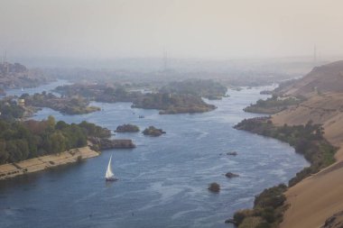Aswan, Mısır yakınındaki Nil üzerinde yelken feluccas