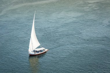 Aswan, Mısır yakınındaki Nil üzerinde yelken feluccas