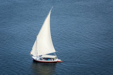 Aswan, Mısır yakınındaki Nil üzerinde yelken feluccas