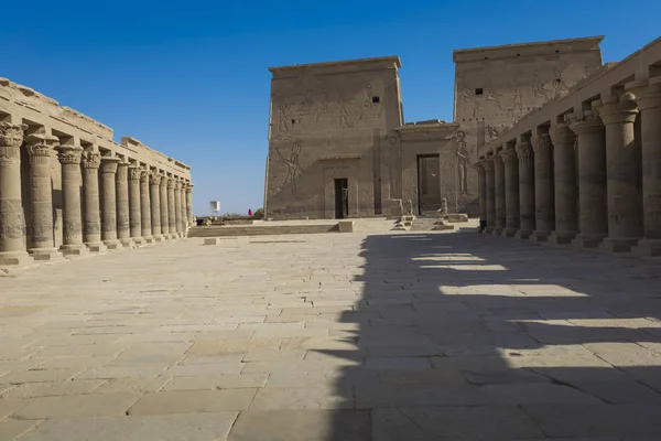 O templo Philae na ilha de Agilkia, no Lago Nasser, perto de Aswan, E — Fotografia de Stock