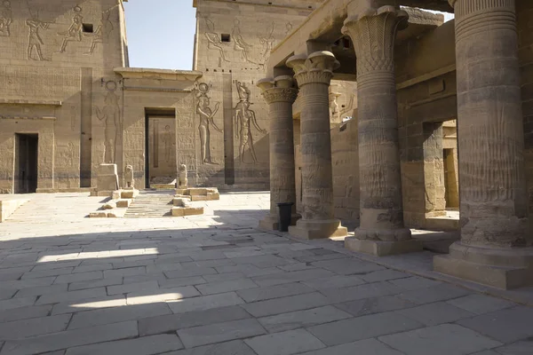 O templo Philae na ilha de Agilkia, no Lago Nasser, perto de Aswan, E — Fotografia de Stock